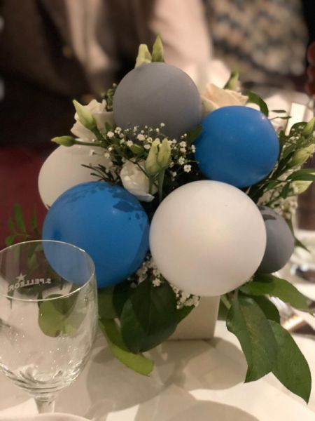 Ballons und Blumen gemischt als Strauß für jede Tischdekoration