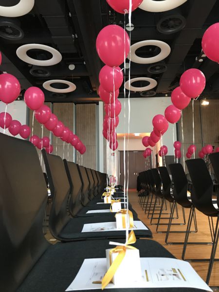 Latexballons pink gebunden an ein Geschenk zur Produktpräsentation einer Veranstaltung