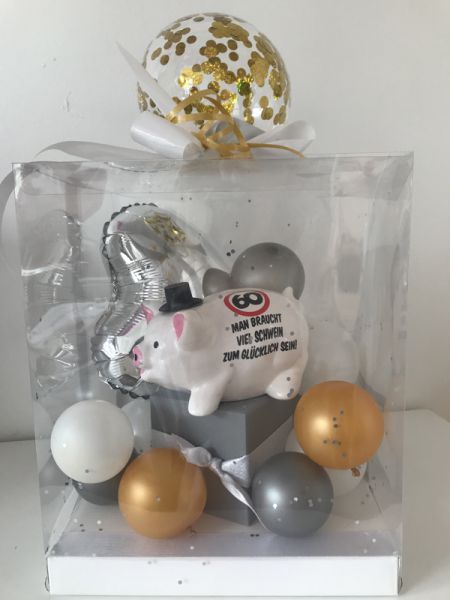 Geschenkbox gefüllt mit Ballons und verschiedenen Geschenkideen für jeden Anlass