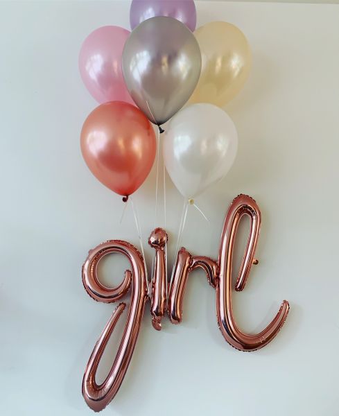 Schriftzug girl in roségold luftgefüllt dekoriert mit bunten Latexballons heliumgefüllt