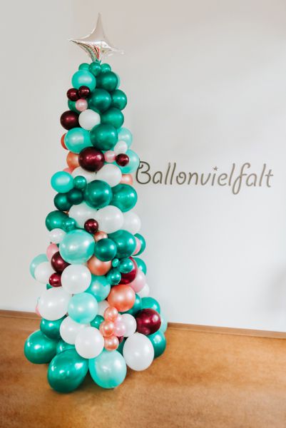 Weihnachtsbaum aus Latexballons in verschiedenen Grüntönen für Weihnachtsfeiern für Firmenevents