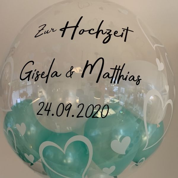 DecoBubble mit Kranz aus Herzen personalisiert und gefüllt mit kleinen Latexballons als Hochzeitsgeschenk